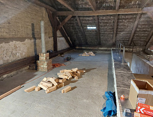 Zateplení stropu řadového domu pomocí foukané izolace